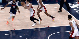 DB真人旗舰泰伦-卢：小琼斯回更衣室后说他没事 本该可以继续出战的