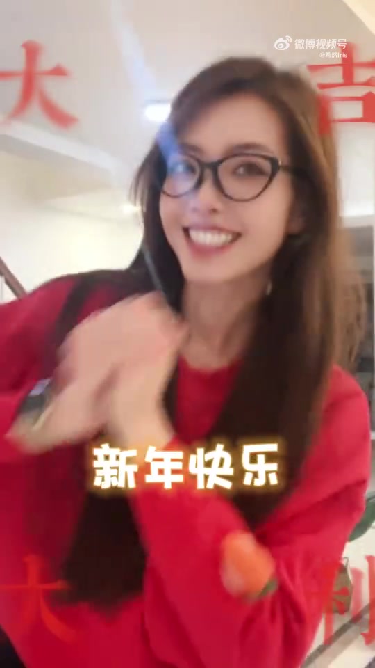 DG视讯官网平台希然初一拜年视频：新年红！超正红色卫衣沾喜气