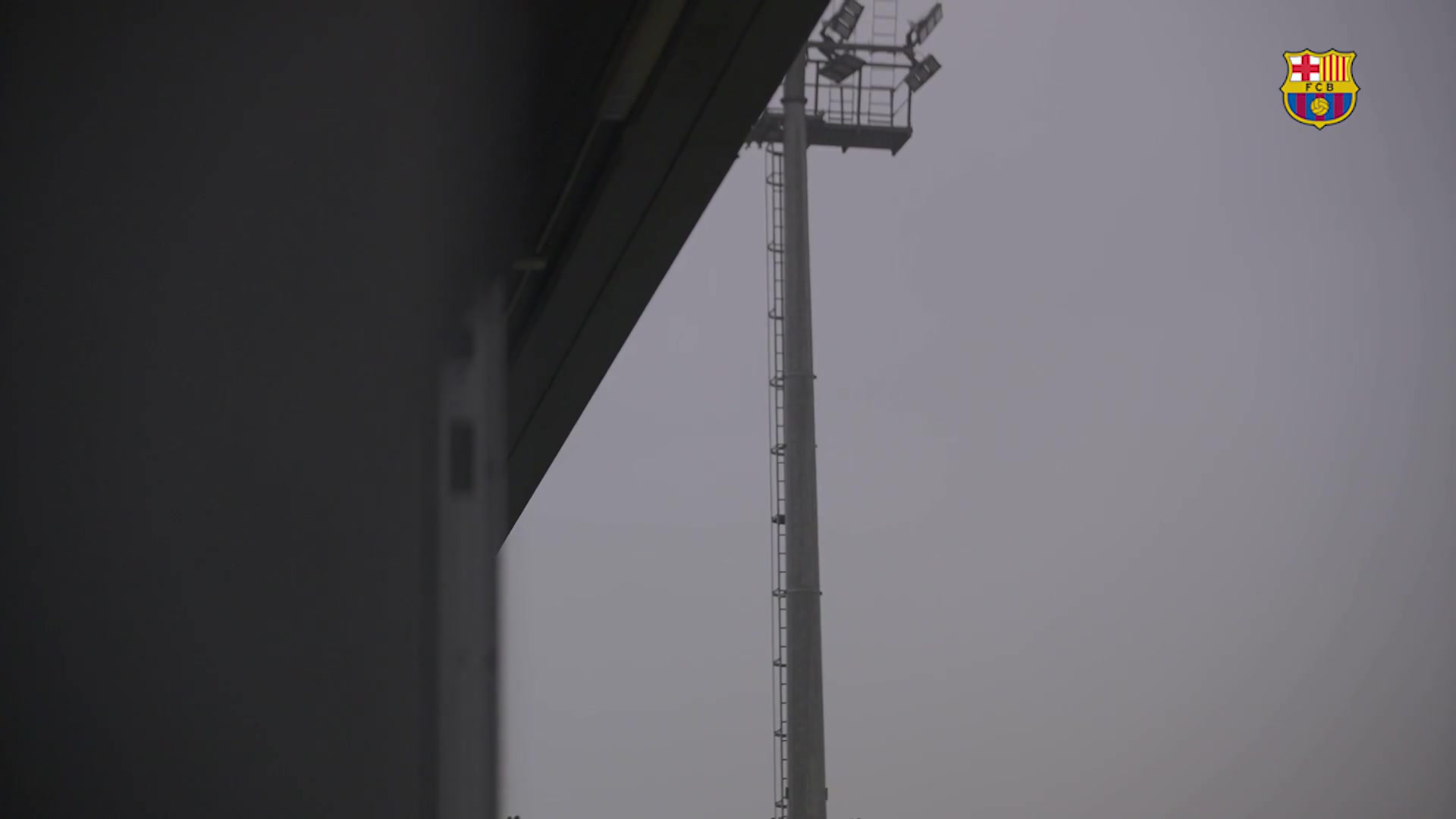 DB视讯百家乐巴萨队友在昨天训练前庆祝加维续约，直接将他拍倒在地上