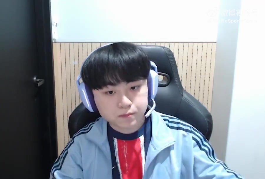 DB电子官网谁直播做的过你呀！Showmaker因上次点外卖被Lucid和BeryL争抢 决定锁门来应对Gank的队友