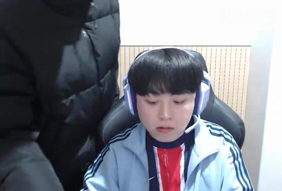 DB电子官网谁直播做的过你呀！Showmaker因上次点外卖被Lucid和BeryL争抢 决定锁门来应对Gank的队友