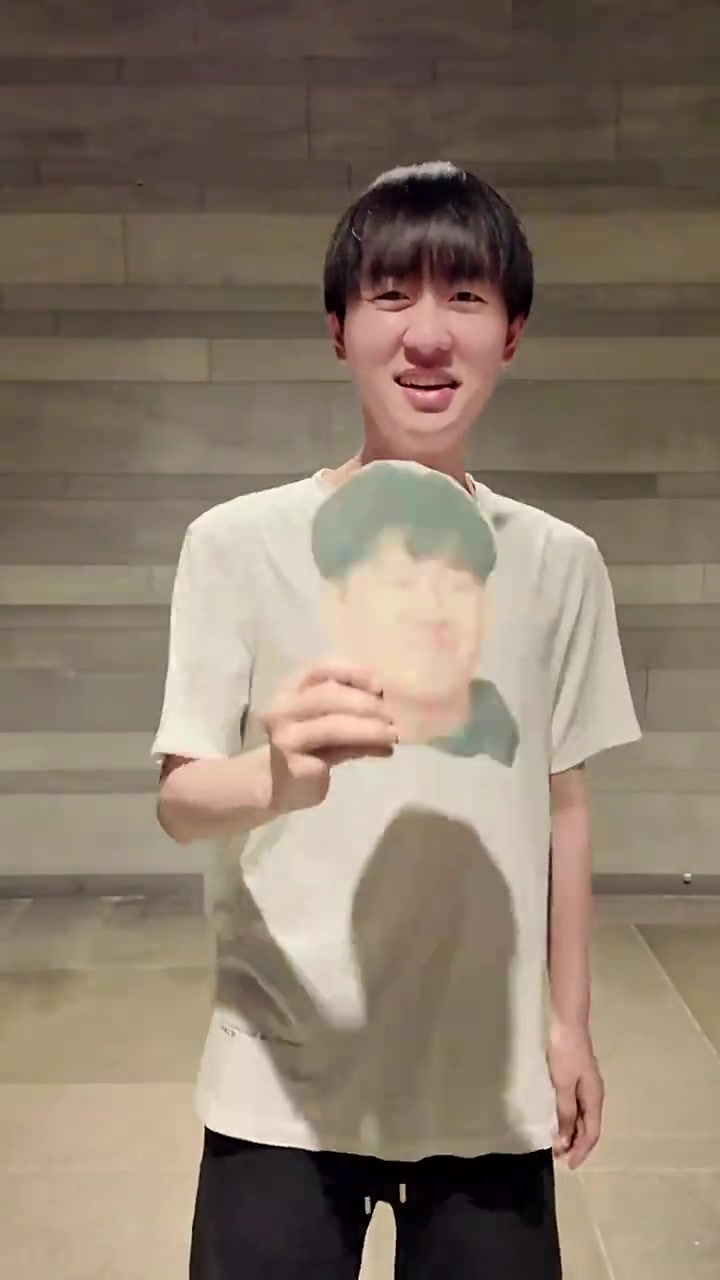 DB电子官网小明分享给GALA加油视频：来给我哥们儿“玉面手雷王”加油！