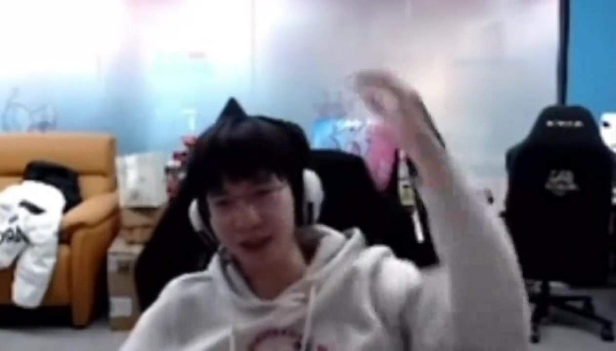 DB真人旗舰ELK：打BO1得多稳一点，再不稳的话就要去涅槃组了